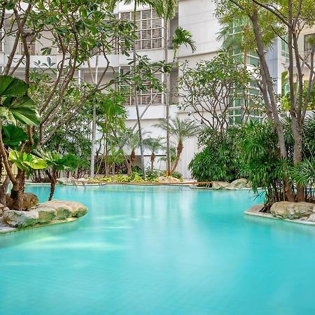 Dusit Suites Hotel Ratchadamri, Bangkok Dış mekan fotoğraf The pool at the hotel