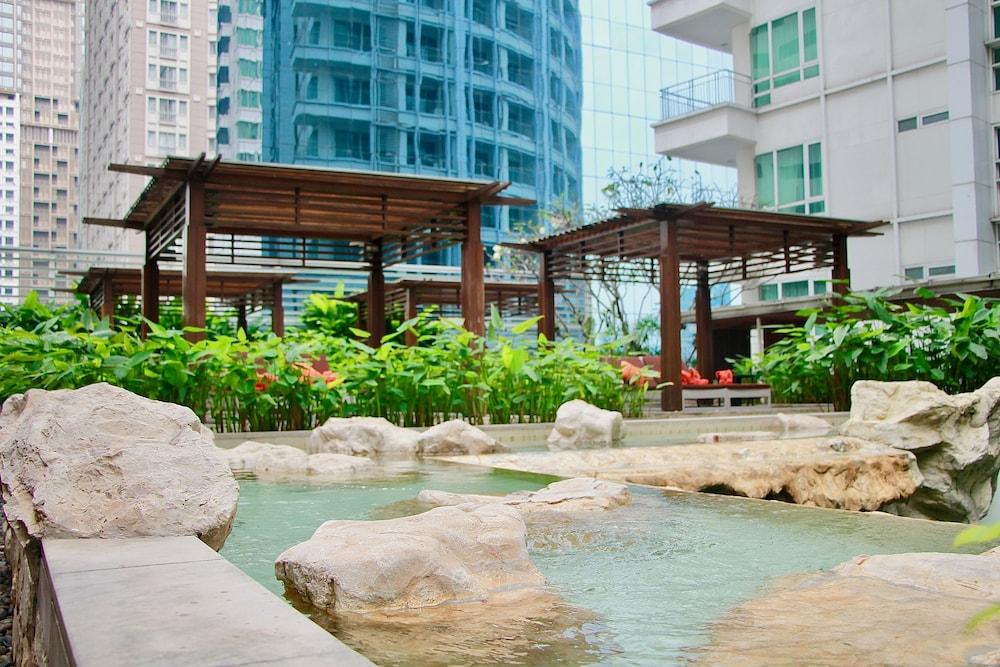 Dusit Suites Hotel Ratchadamri, Bangkok Dış mekan fotoğraf The Rock Garden