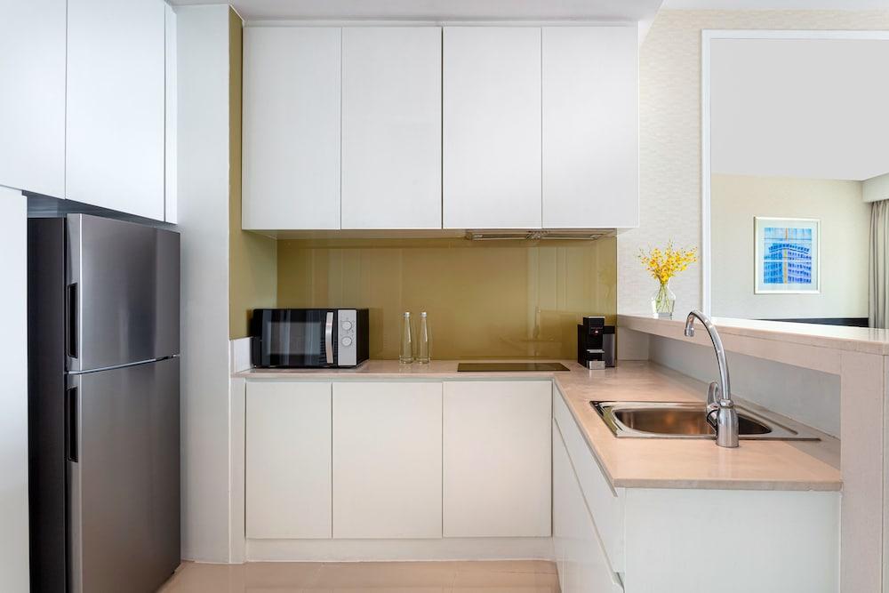 Dusit Suites Hotel Ratchadamri, Bangkok Dış mekan fotoğraf A typical kitchen in a serviced apartment