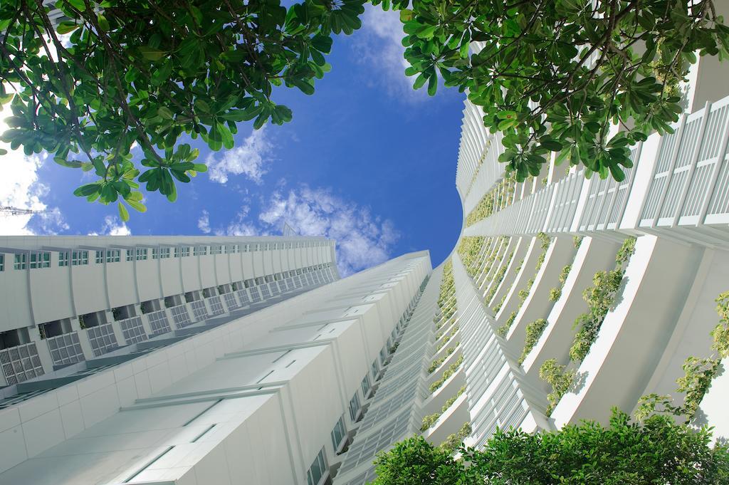Dusit Suites Hotel Ratchadamri, Bangkok Dış mekan fotoğraf The vertical green wall at the National University of Singapore