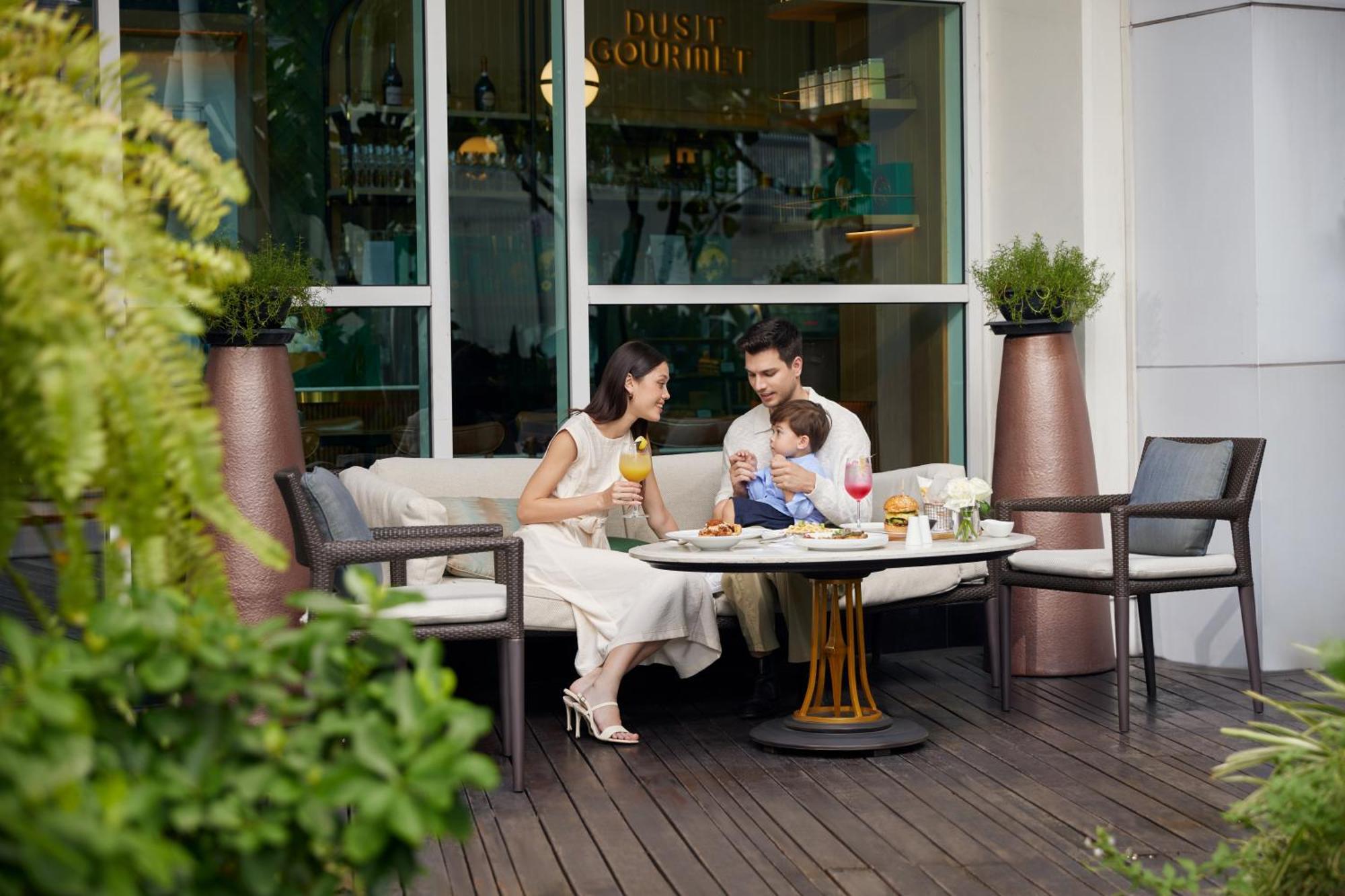 Dusit Suites Hotel Ratchadamri, Bangkok Dış mekan fotoğraf Family at the pool deck