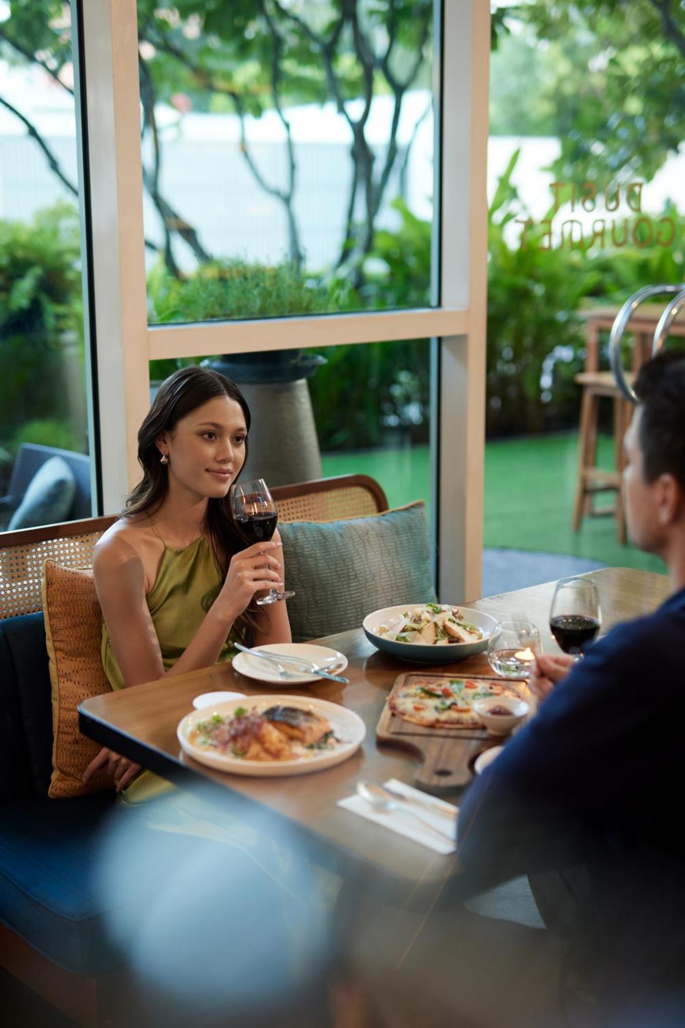 Dusit Suites Hotel Ratchadamri, Bangkok Dış mekan fotoğraf A woman drinking wine