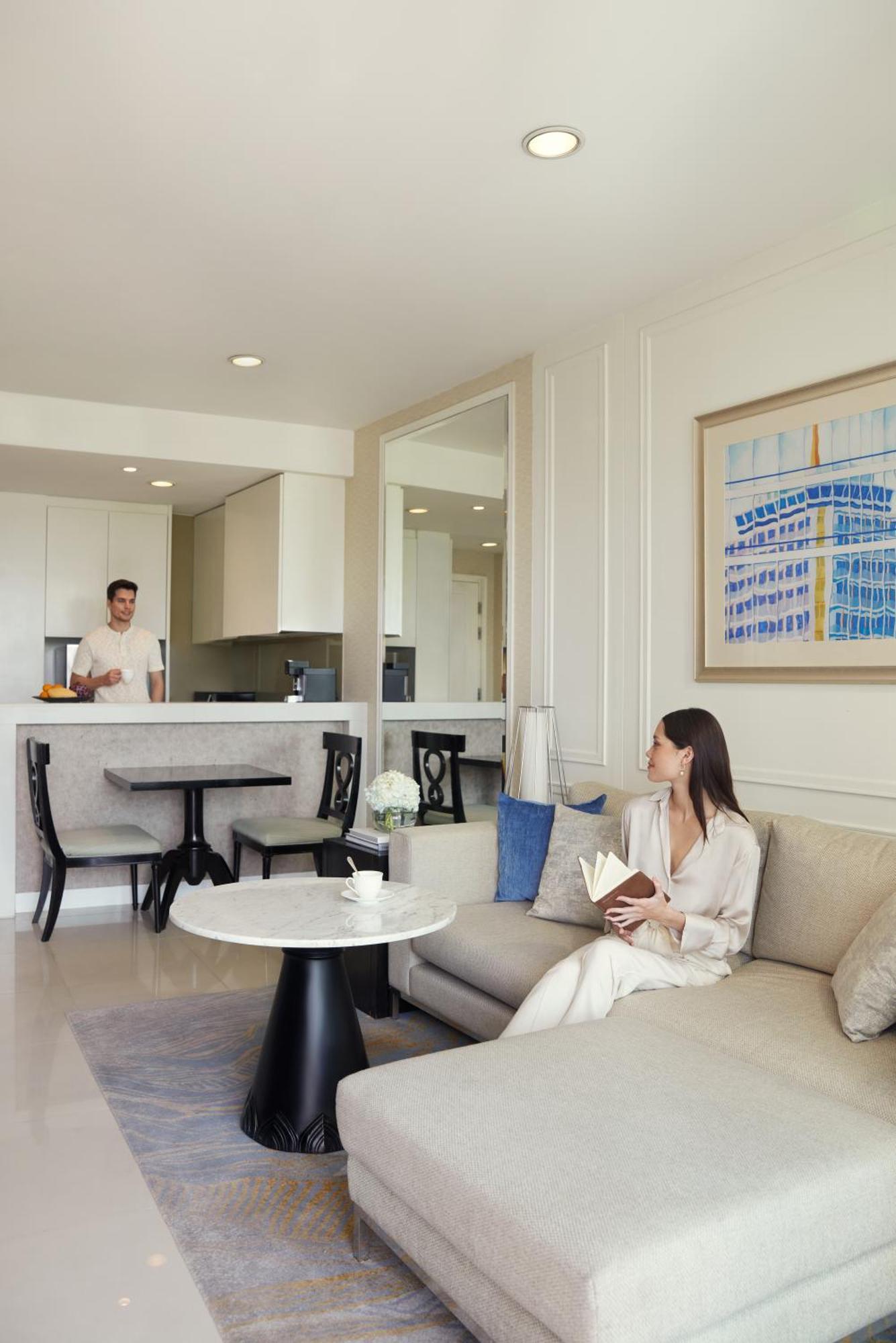 Dusit Suites Hotel Ratchadamri, Bangkok Dış mekan fotoğraf A living room at The Ritz-Carlton, DIFC