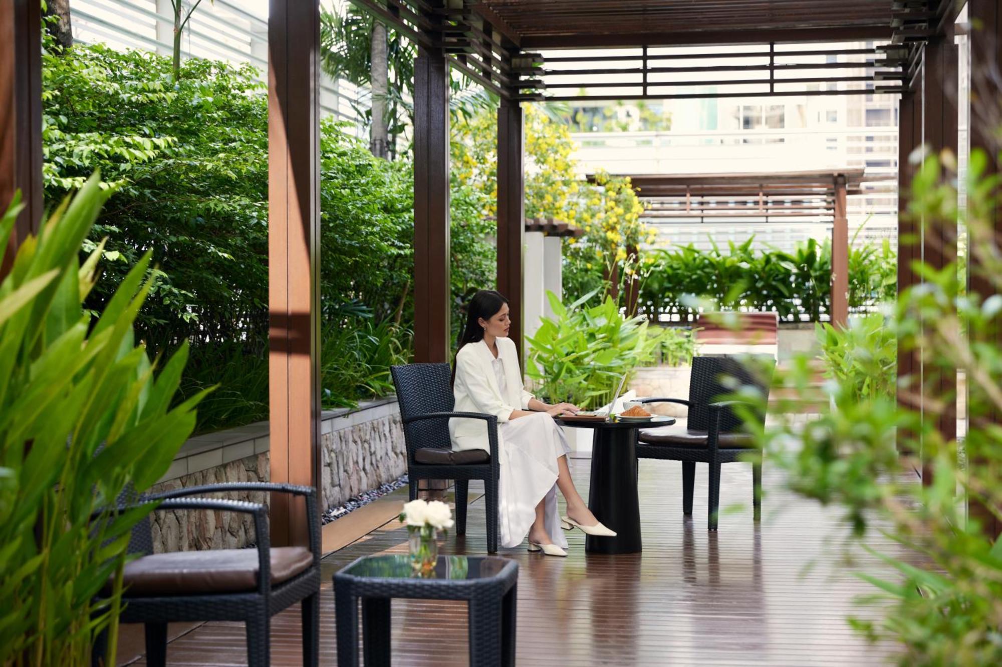 Dusit Suites Hotel Ratchadamri, Bangkok Dış mekan fotoğraf The Club at The Landmark, Bangkok