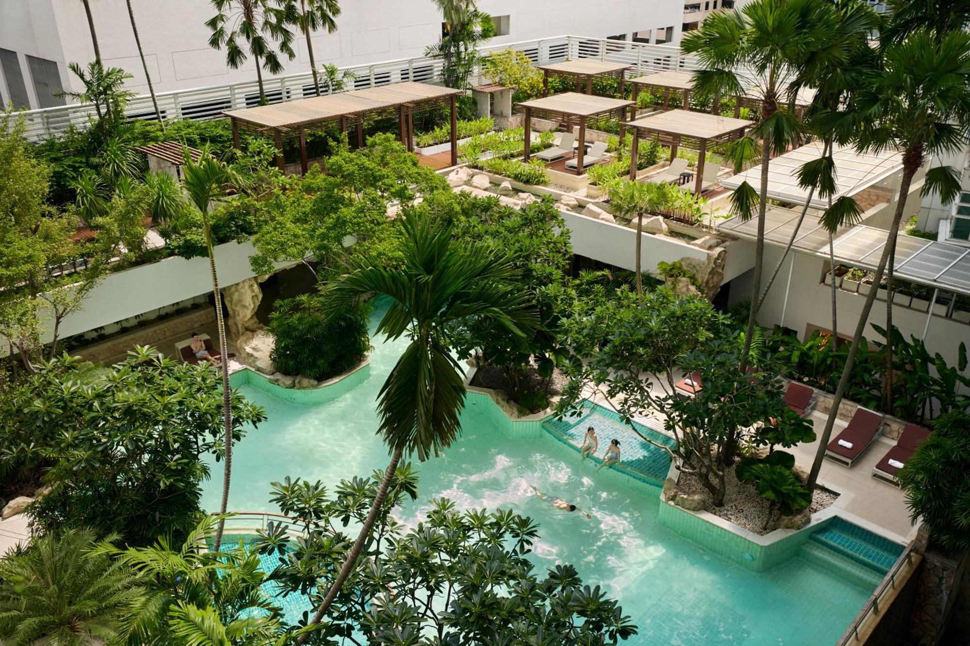 Dusit Suites Hotel Ratchadamri, Bangkok Dış mekan fotoğraf The resort's lagoon