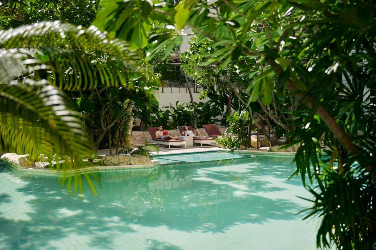 Dusit Suites Hotel Ratchadamri, Bangkok Dış mekan fotoğraf The swimming pool at the hotel