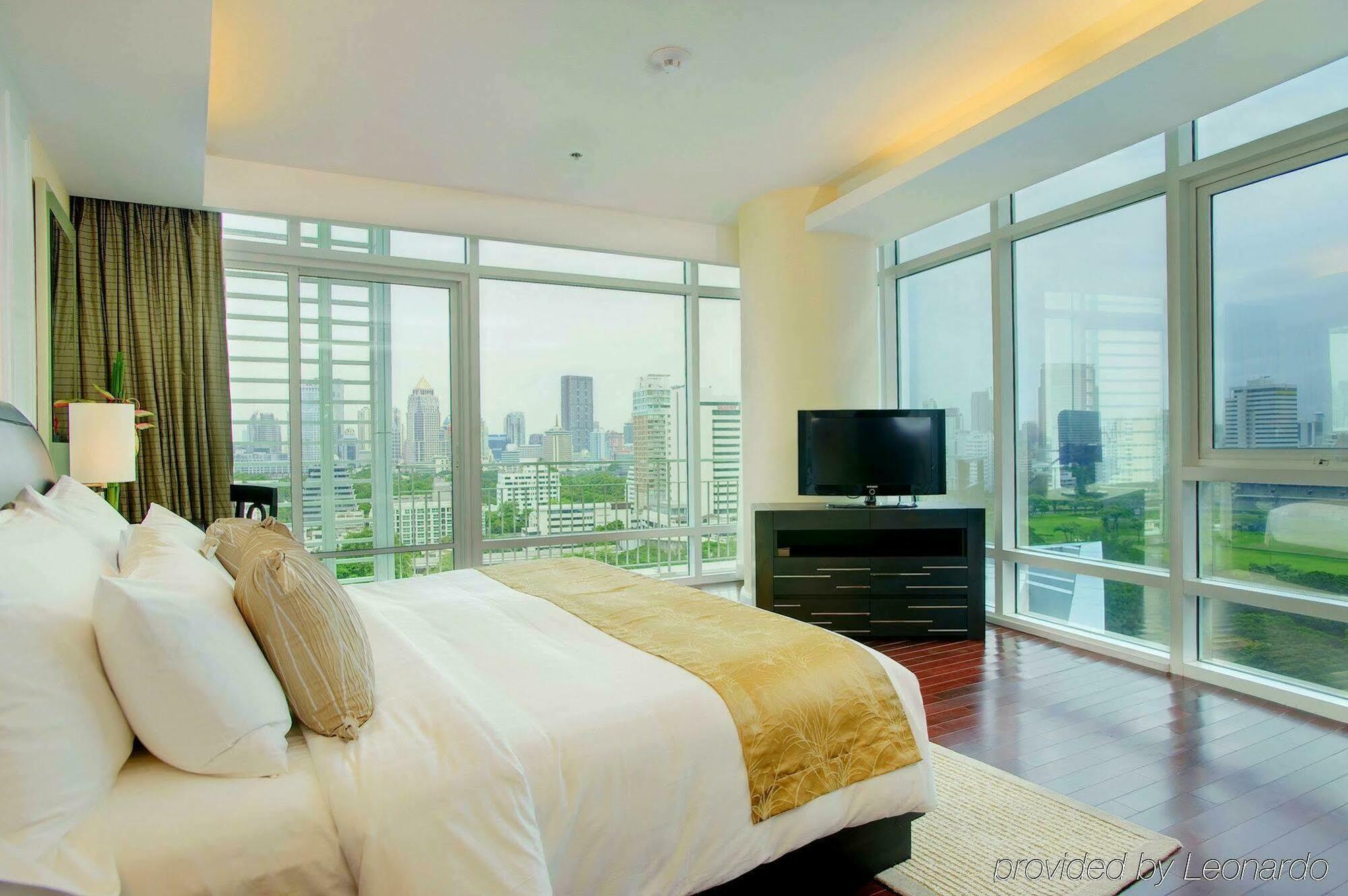 Dusit Suites Hotel Ratchadamri, Bangkok Oda fotoğraf A bedroom at The Residences at Greenbelt