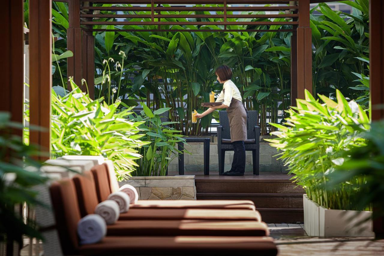 Dusit Suites Hotel Ratchadamri, Bangkok Dış mekan fotoğraf A hotel staff serving drinks at a resort